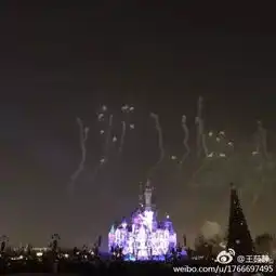  网友晒烟花照像迪士尼起火米奇看了想灭火