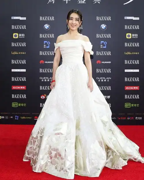  芭莎慈善夜女星着装比拼李冰冰装嫩杨幂赵丽颖俏皮范冰冰最惊艳
