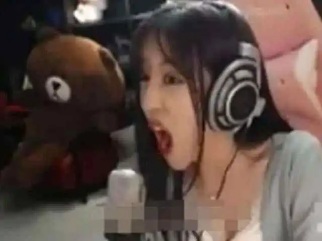  呆妹儿玩游戏被吓出表情包,戏精上身面目狰狞,在玩恐怖游戏吗