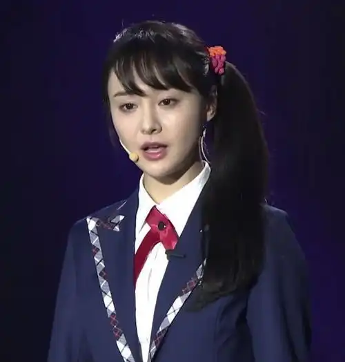  郑爽终于鼓起勇气走进法院,当注意到她的鞋子后被渣男伤害太深