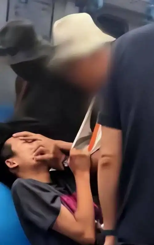  悲哀青岛一男子因拒绝让座,被老头殴打得流血也不敢还手