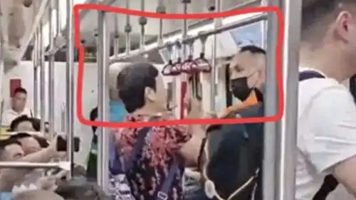  愤怒男子地铁未礼让被打到鲜血直流网友这身手还需礼让