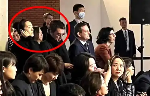  巩俐夫妇陪法国总统访华,看到黄渤逗乐马克龙,鼓掌笑出表情包
