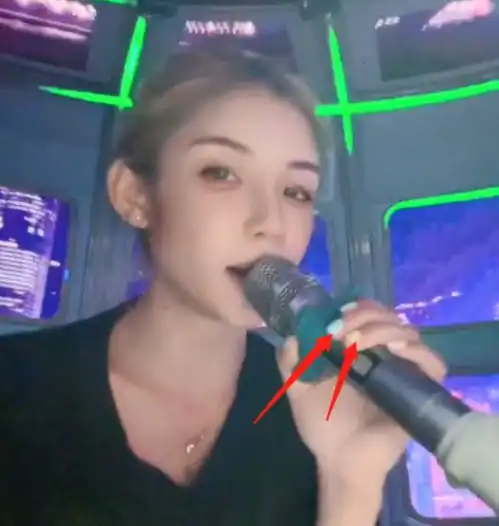  柬埔寨简哥疑被控制,直播时表情木讷眼神迷离,左手缺两指疑被砍