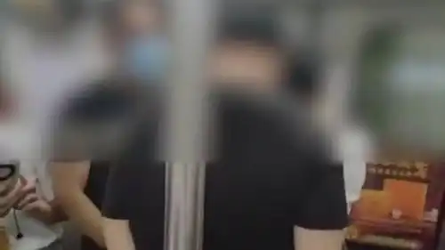 男子在北京地铁猥亵女乘客被抓现形,周围群众拍手叫好