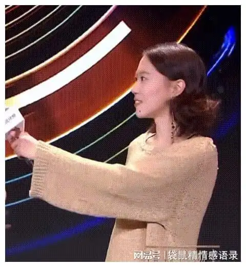  鹅剧派对窦靖童穿白裙风格大变,景甜绿裙很美,唐嫣美腿压轴