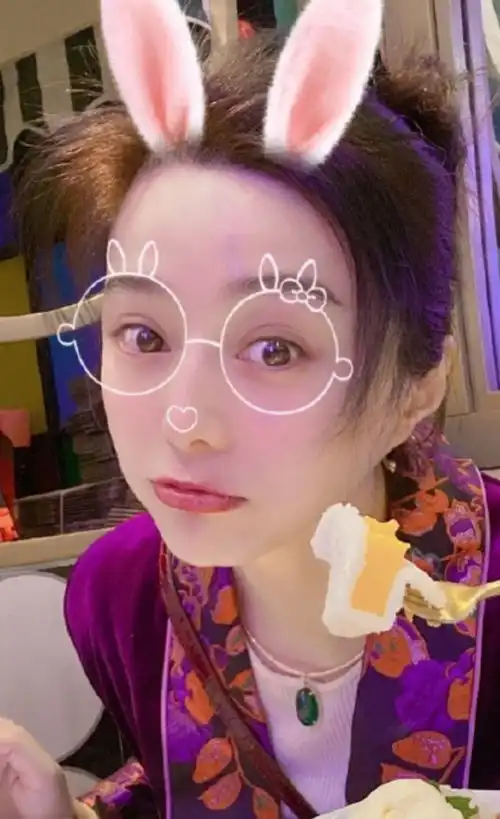  范冰冰不惧长胖风险深夜吃甜品,扎丸子头咬嘴唇卖萌,脖子项链太耀眼