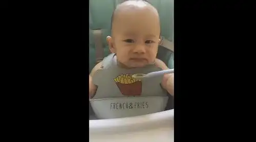  表情萌宝第一次吃猕猴桃辅食,结果竟然吃哭了,网友不要难为宝宝表情