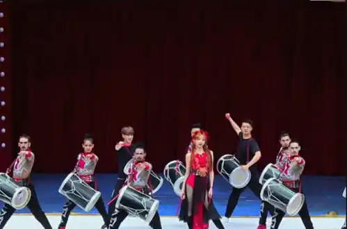  表情艾比现场生图已经美出境界,黑衣丝袜恨天高,一旁小哥哥表情亮了腾讯网表情