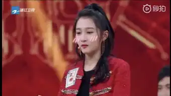  关晓彤跳舞时响起鹿晗的歌,她的表情瞬间亮了