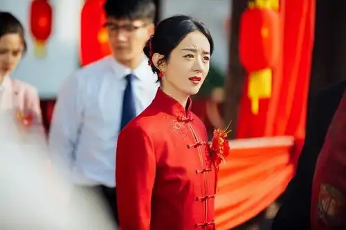  赵丽颖新剧婚服照好美,艳丽大红唇引人注目,网友幸福结婚了