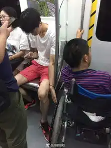  四川游戏哥火了地铁上,他低头看手机,却对旁边坐轮椅的陌生人伸出一只手一只脚,温暖了无数网友