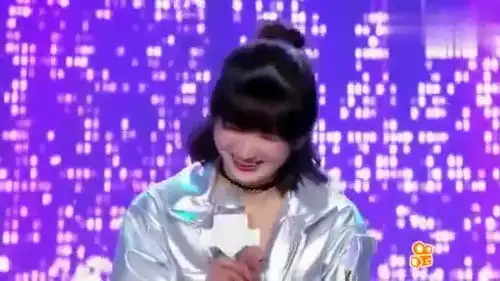  姑娘上来就说自己老牛吃嫩草,听着太欢乐了,评委都乐翻了