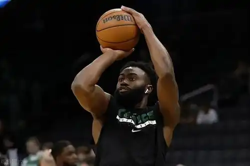  杰伦布朗没有塔图姆耀眼,22岁当选工会副主席,在nba6年没买车