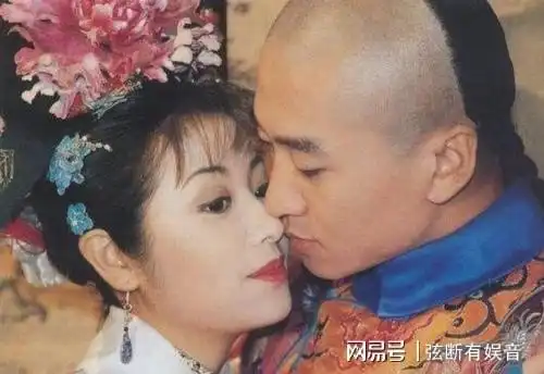 林心如秀硕士毕业照,被质疑是第二个翟天临,为何她好牌打得稀烂