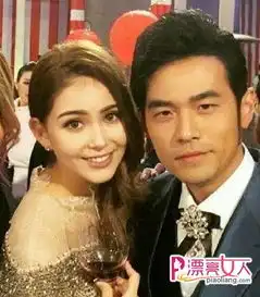  星动态昆凌挺孕肚与爸爸现身看向周杰伦一脸迷妹表情