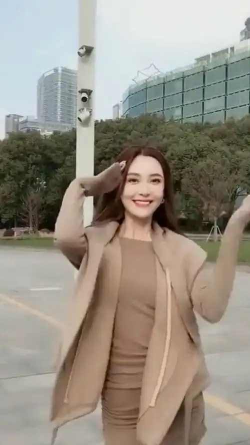  路边偶遇跳舞的网红小姐姐,后面路人大叔的表情亮了