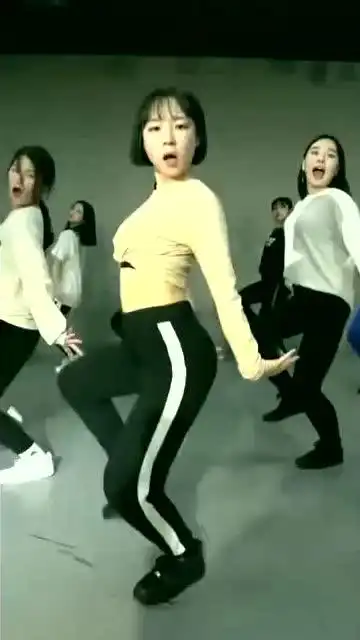  小姐姐们齐舞魅力四射,表情魔性让人沦陷