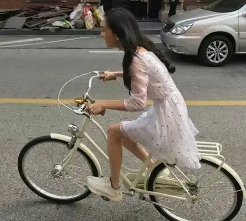  搞笑gif图片妹子你这裤子是剪的还是买的,还真是别致啊