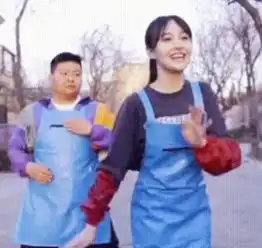  郑爽带表弟摊煎饼跳舞,小爽一脸兴奋,身后的表弟表情成迷