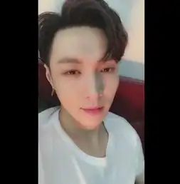  张艺兴自拍视频鬼马搞怪变表情包粉丝开启舔屏模式