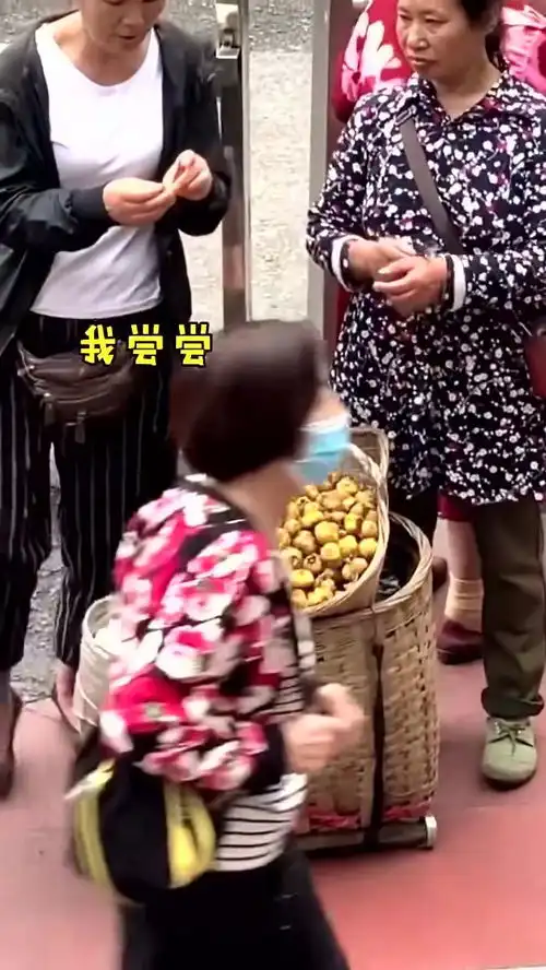  本想买水果,却被阿姨的表情包劝退了