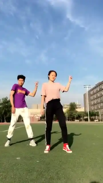  小情侣一起跳这个舞,男子表情有点傻