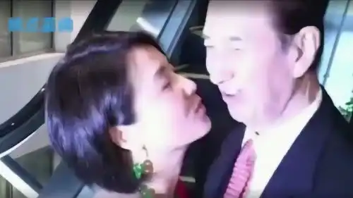  何鸿燊当众将梁安琪搂入怀中亲吻,谁注意梁安琪的表情太真实
