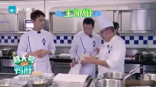  主菜龙虾登场,吴谨言被吓成表情包,各种技巧都是需要的