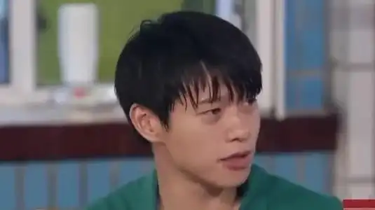  家人想借光进娱乐圈,魏大勋一口回绝,有谁注意亲戚的表情