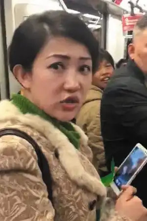  上海地铁一女子吃泡椒凤爪遭人肉系小提琴老师