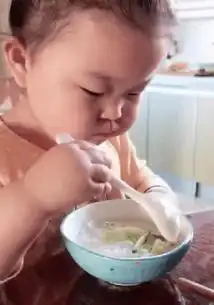  妈妈哄骗宝宝吃饭,孩子识破翻白眼爸爸笑喷,网友行走的表情包