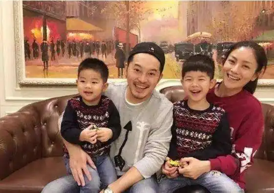  男孩地铁捡瓜果皮,孩子一边捡,大人一边扔,网友如此懂事父母