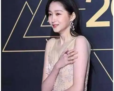  冬天出席活动,女明星个个都美丽冻人,网友要风度不要温度