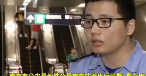  女子坐地铁被蹭,摸了一手全是液体,热心市民一招制敌
