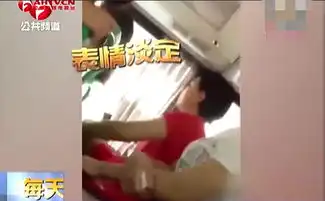  女子把公交车当更衣室面无表情脱掉裙子穿丝袜