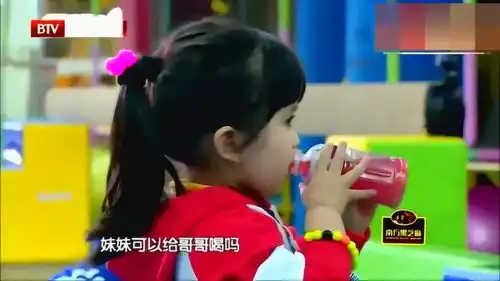  杨威杨云夫妇偏爱女儿,杨阳洋竟没人理了,小表情太委屈了