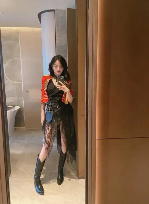  吴宣仪大胆走暗黑风,机械美甲帅气有范,小恶魔形象魅惑十足